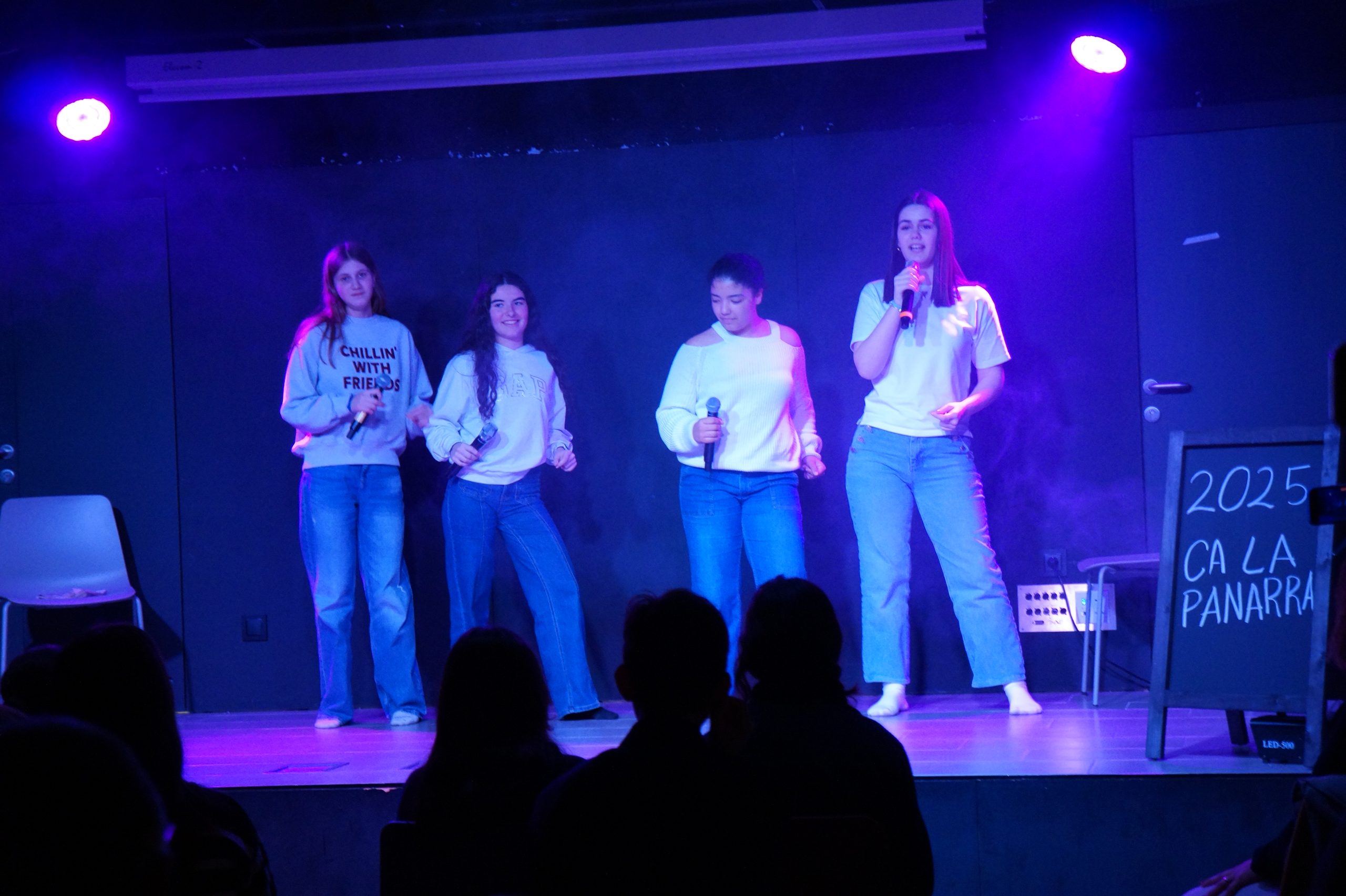 Performance feminista "Ser noia és" amb joves a Barcelona